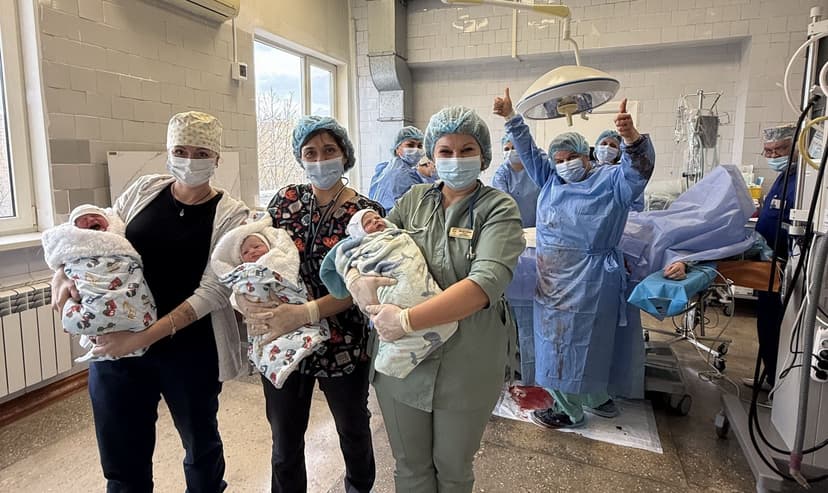 Рідкісне щастя: переселенка з Херсону  народила трійню хлопчиків