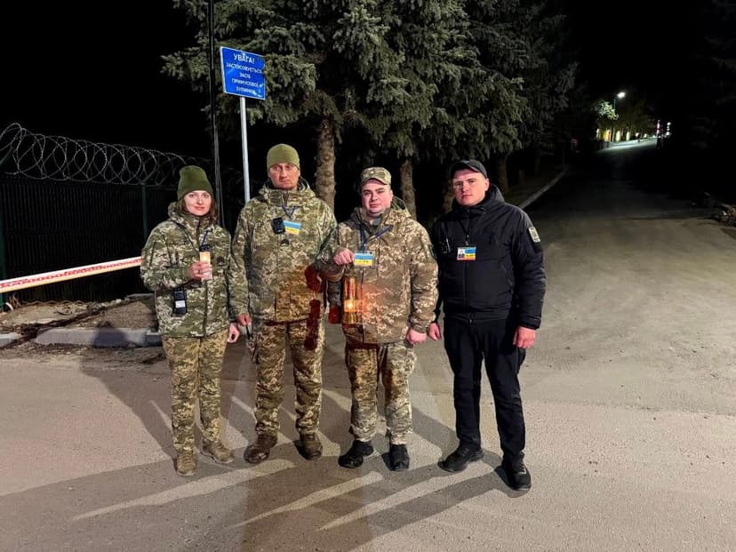  Благодатний вогонь уже в Україні: святиню першими зустріли прикордонники