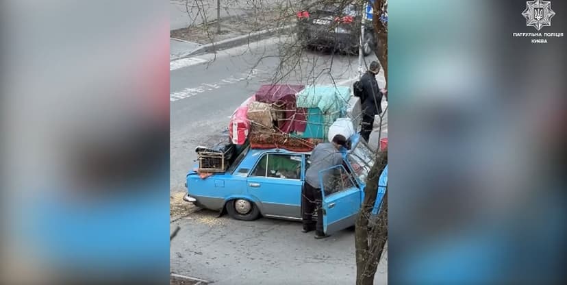 Тварини, речі в одній автівці: в мережі показали відео як пенсіонер втікає від війни, втративши дім, та дружину 