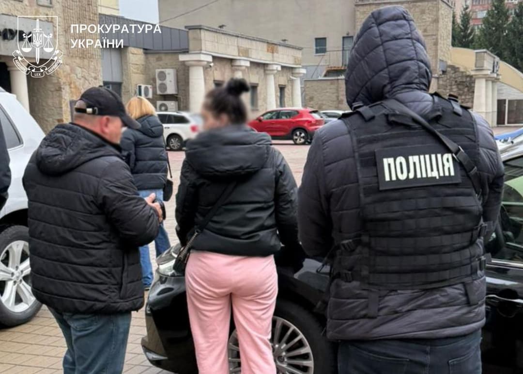 У Києві судитимуть жінку, яка за 18 тис. доларів обіцяла допомогти мобілізованому звільнитися зі служби