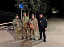  Благодатний вогонь уже в Україні: святиню першими зустріли прикордонники