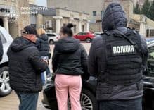 У Києві судитимуть жінку, яка за 18 тис. доларів обіцяла допомогти мобілізованому звільнитися зі служби