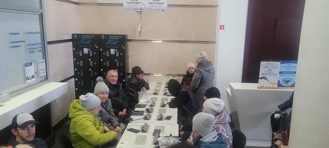 На Сході країни на залізничних вокзалах розгортають хаби, де можна зігрітись та зарядити телефон