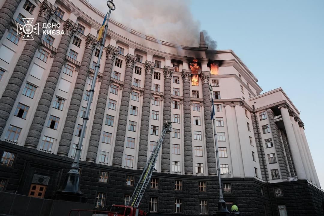 Внаслідок масованої удару окупантів пошкоджена будівля Уряду