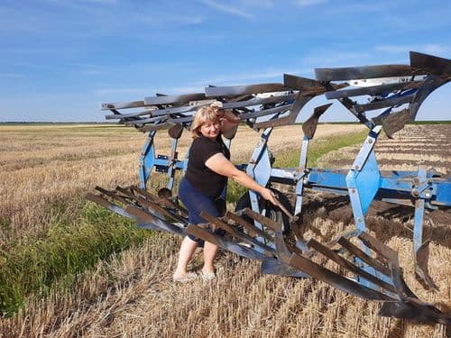 Кермує комбайном, колекціонує часник, полуницю, допомагає воїнам: про життя сільської жінки з Вінниччини