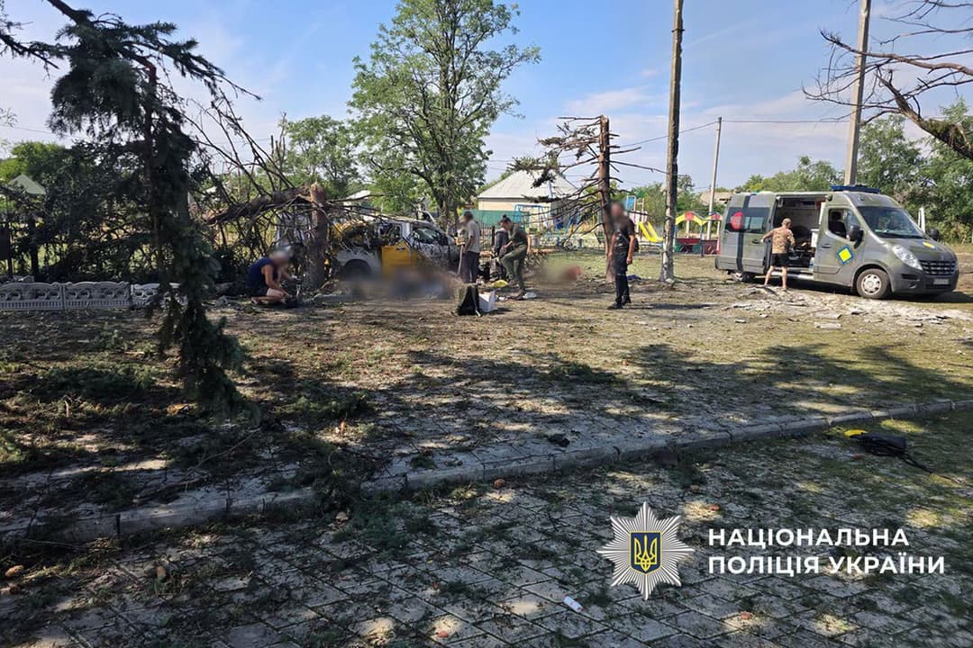 Росіяни вдарали бомбою по літніх людях, які прийшли за пенсією