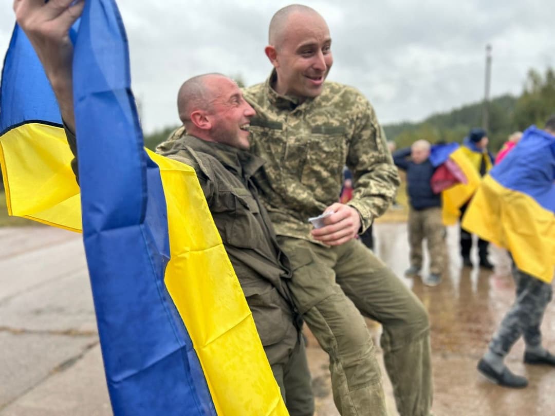 Сьогодні додому із ворожого полону повернулось 205 військових та цивільних громадян