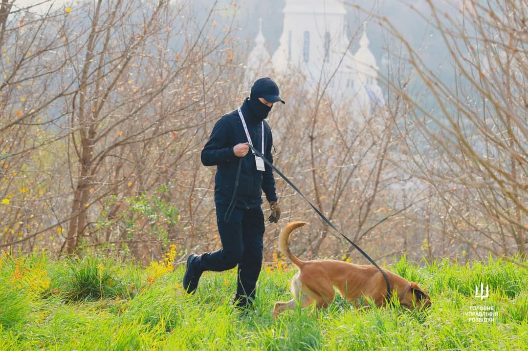 Службовий пес ГУР та його кінолог отримали відзнаку за виявлення вибухівки