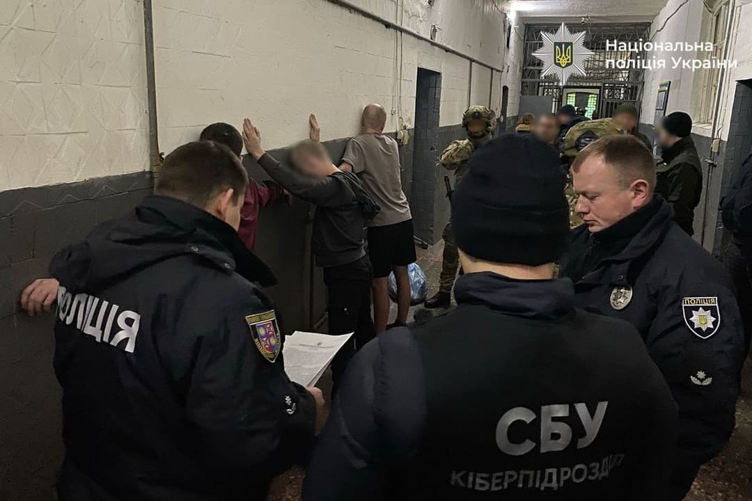 У вінницькій тюрмі викрили «call-центр» шахраїв