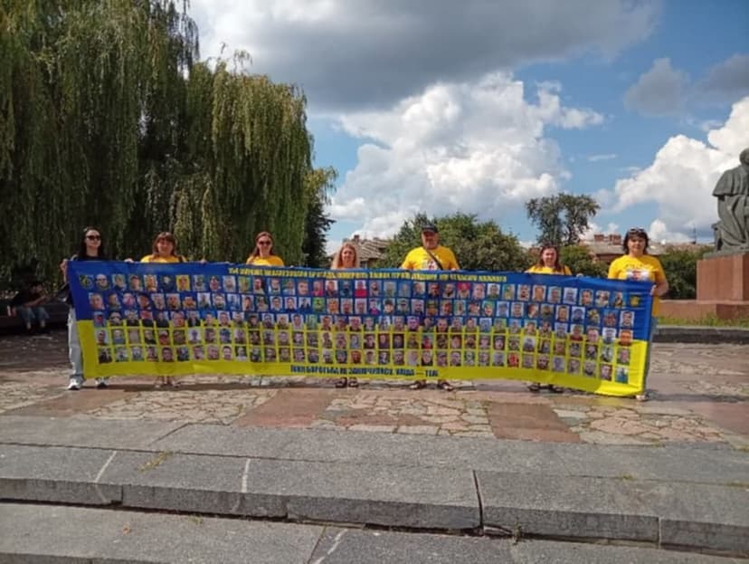«Будемо стояти за них так, як вони стояли за нас»: у Вінниці розгорнули прапор із 200 портретами зниклих безвісти захисників зі 154 ОМБр