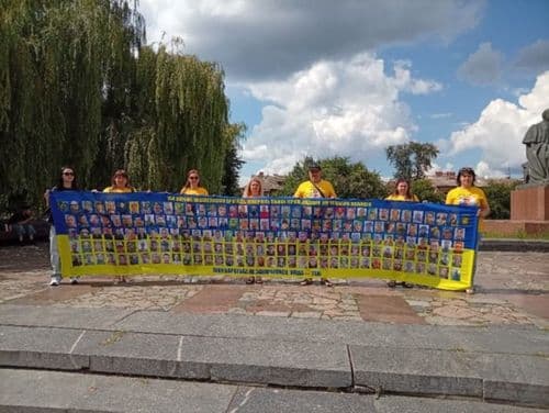 «Будемо стояти за них так, як вони стояли за нас»: у Вінниці розгорнули прапор із 200 портретами зниклих безвісти захисників зі 154 ОМБр